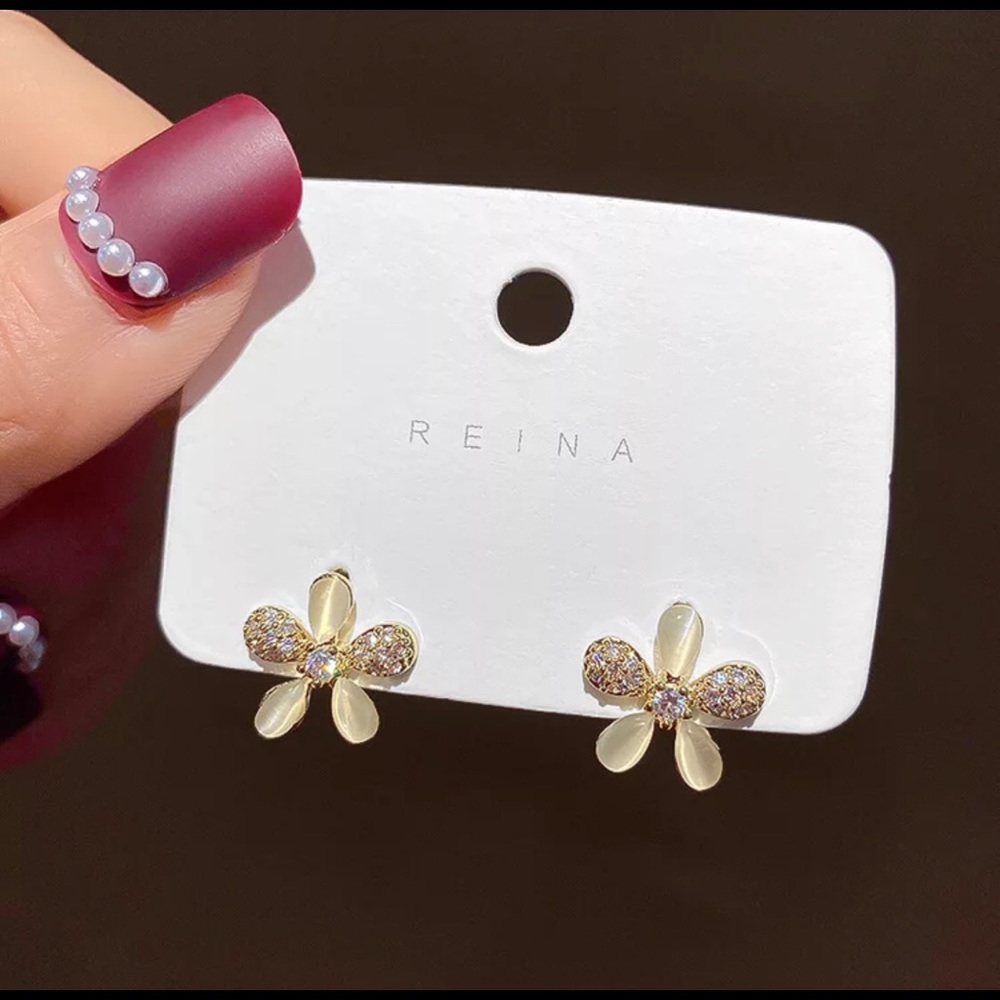 Flower stud earrings